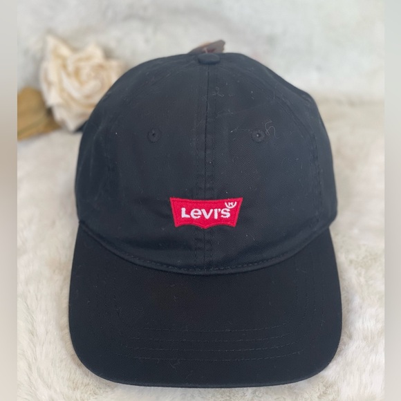 New with tags LEVI’S BLACK HAT with RED Logo. Adjustable Unisex - Picture 1 of 7